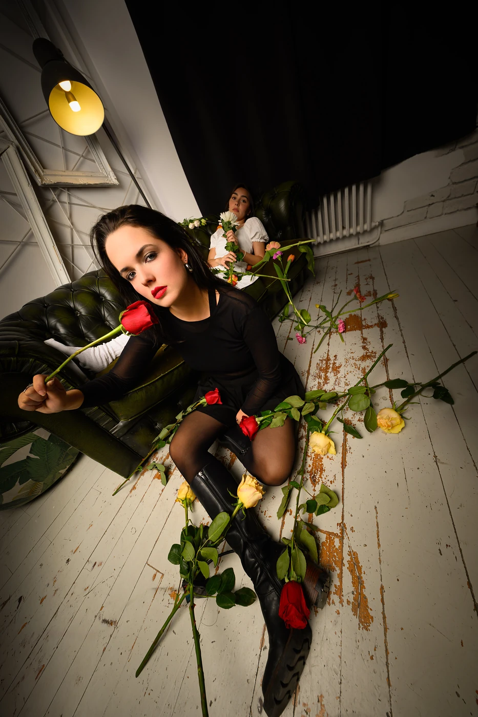 Portrait de mise en scène en studio, deux modèles et des roses au sol